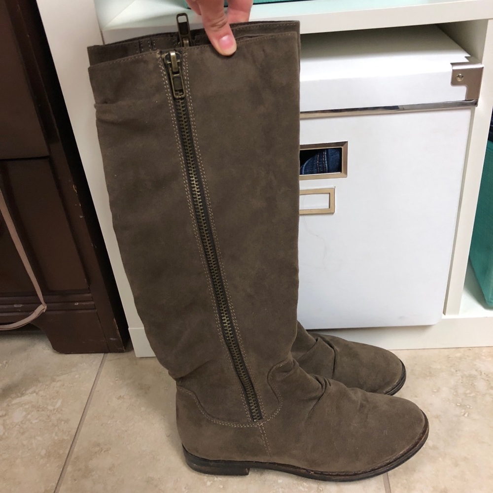 Tall grey boot. Limelight. Zip up side.